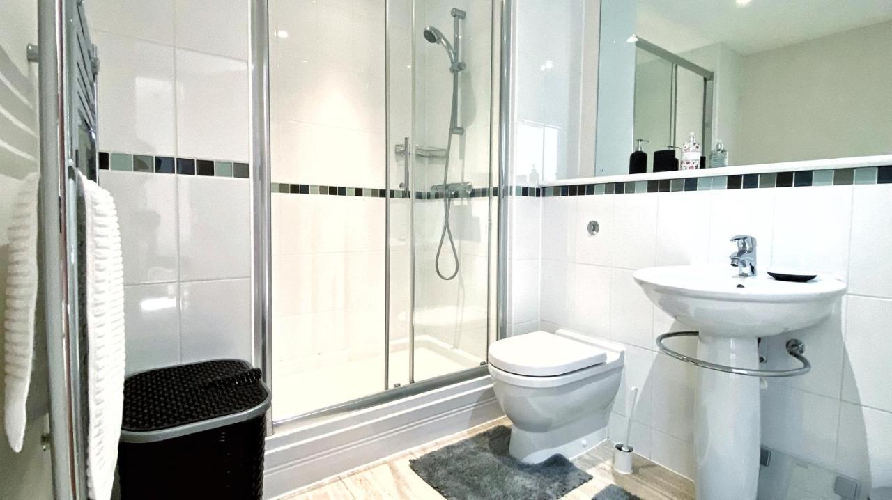 Artistic And Luxurious Apt With Sea View. Beach Side 스완지 외부 사진